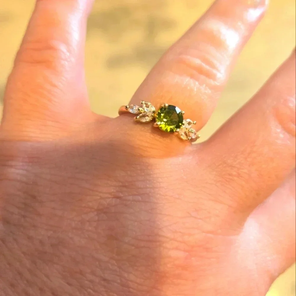 Green Zirconia Engagement‑Style Ring – Size 8 – Gold Tone